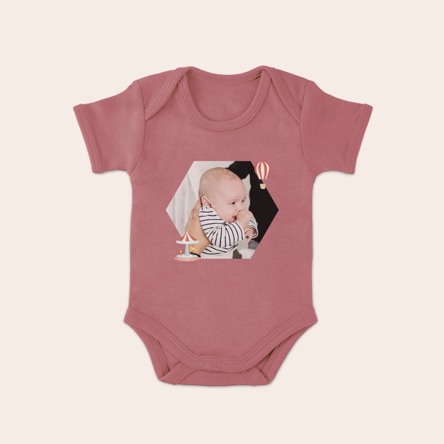 Body personnalisé Body bébé rose personnalisé avec photo d'un nourrisson, imprimé avec motif de carrousel et montgolfière.