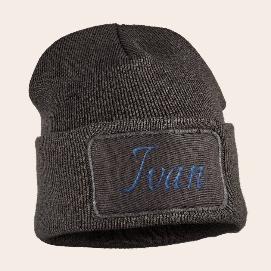 Cappello ricamato Berretto grigio scuro in maglia con risvolto e toppa ricamata con nome Ivan in blu, ideale per mantenere calde le orecchie