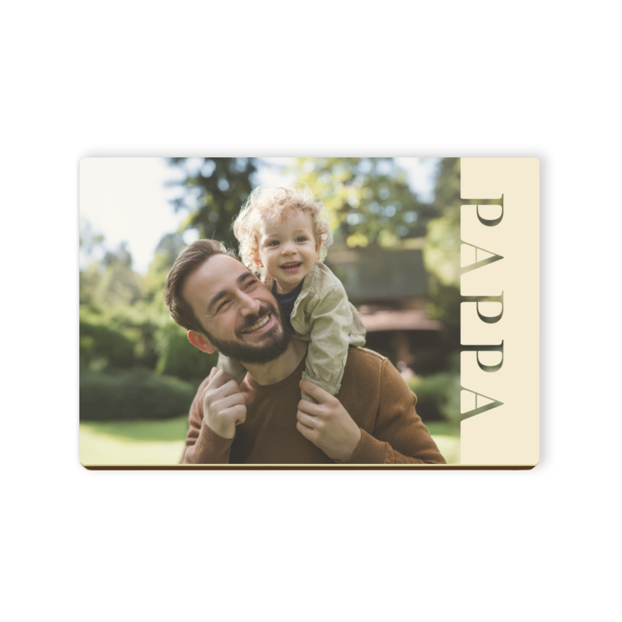 Chokladbrev med tryckt foto av en man och ett barn, bredvid texten "PAPPA".