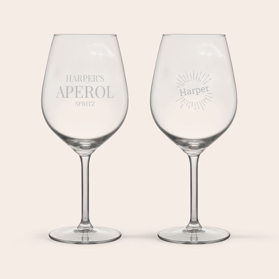 Personalizovaná sklenice na Aperol Spritz Dvě ryté sklenice na Aperol Spritz s personalizovaným jménem Harper a textem Harper's Aperol Spritz
