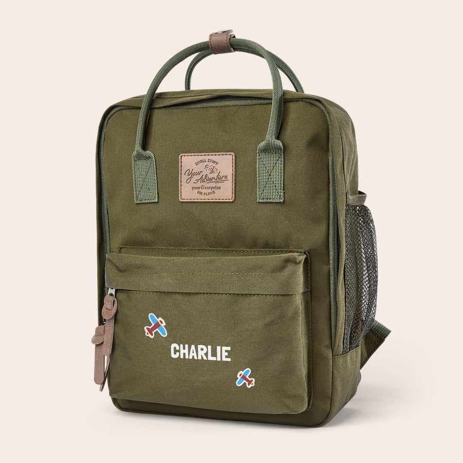 Rucsac personalizat pentru copii Rucsac personalizat pentru copii, verde militar, cu numele Charlie imprimat și avioane de jucărie, compartimente și buzunar frontal