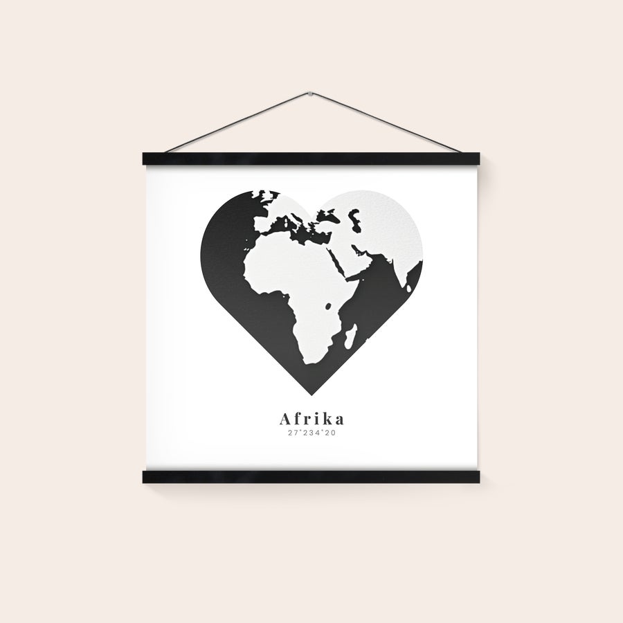 Poster personalizat cu agățător Poster personalizat Africa cu hartă stilizată în formă de inimă și agățătoare magnetică din lemn