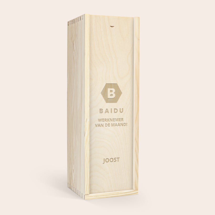 Gepersonaliseerde vodka fles Houten kist voor een fles vodka, gegraveerd met "Baidu Werknemer van de maand!" en de naam Joost.