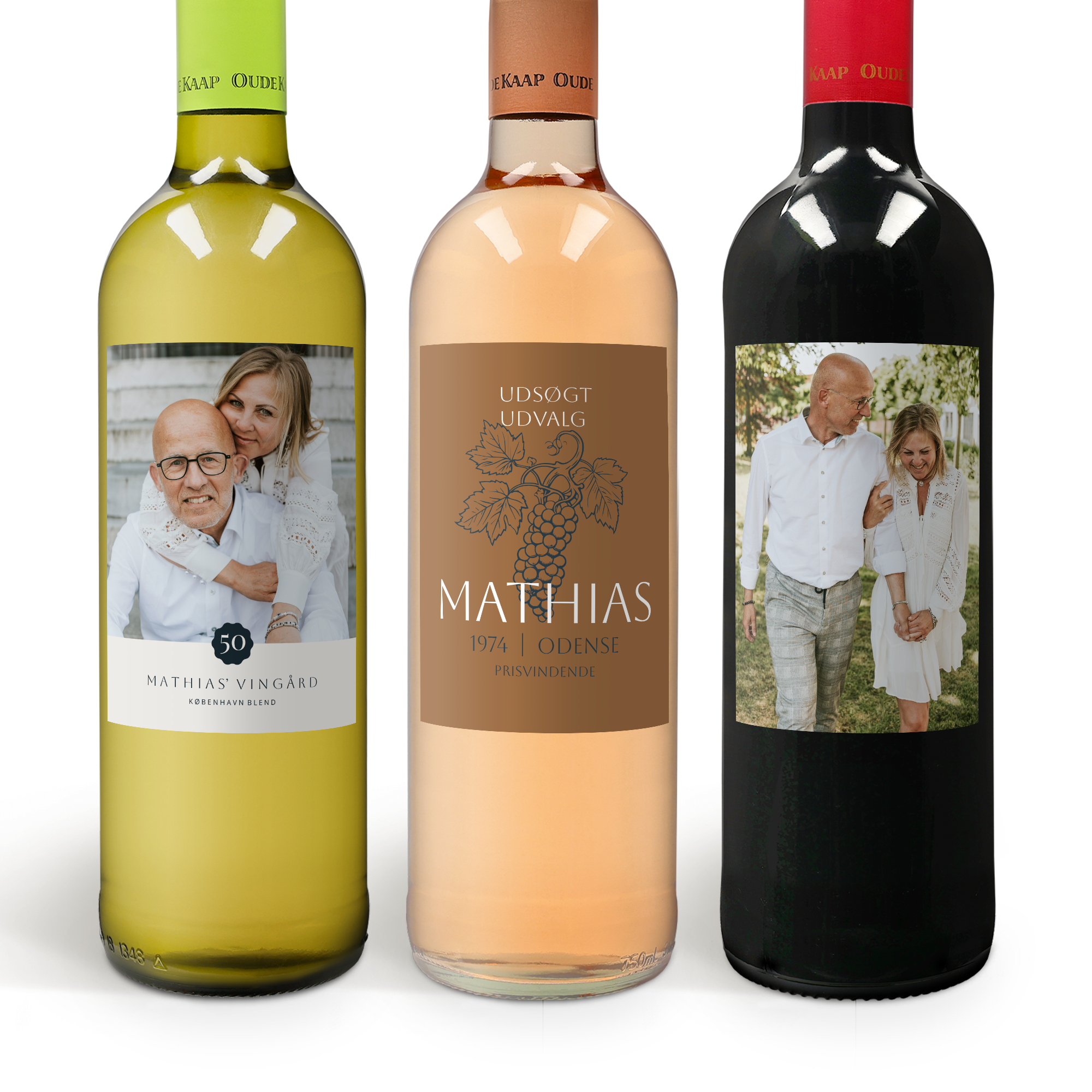 Tre Oude Kaap-vine med personlig etiket, to med foto af et par og én med "MATHIAS" og årstal.