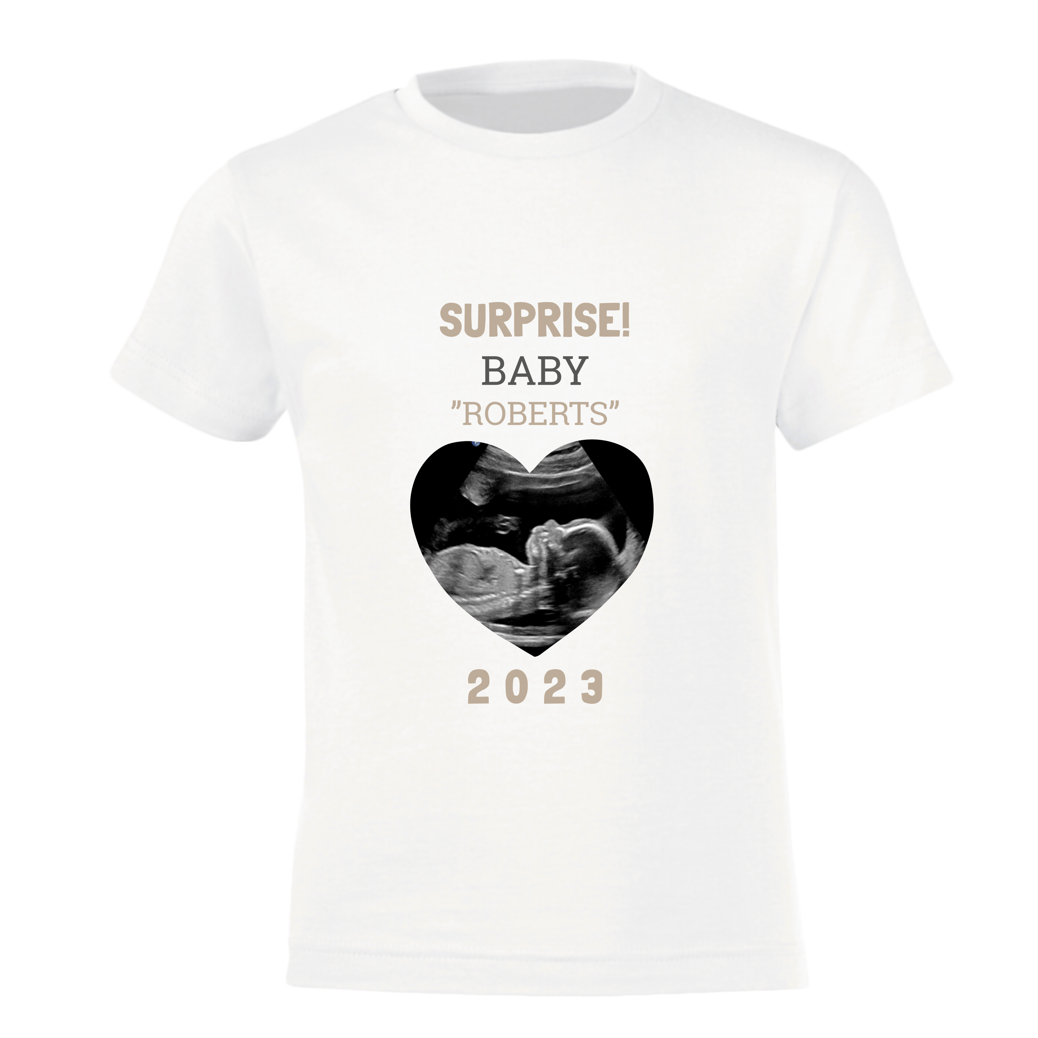 Camiseta blanca para niño con ecografía impresa en forma de corazón, texto "SURPRISE! BABY ROBERTS" y fecha 2023.