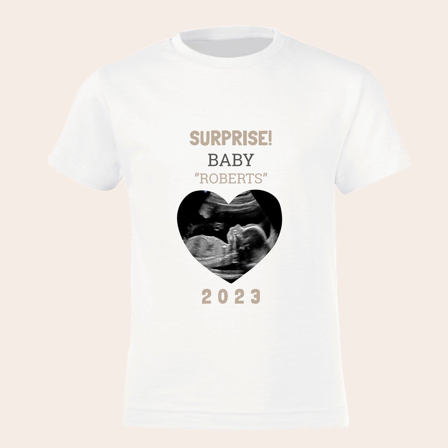 Camiseta personalizada - Hermano / hermana mayor Camiseta blanca para niño con ecografía impresa en forma de corazón, texto "SURPRISE! BABY ROBERTS" y fecha 2023.