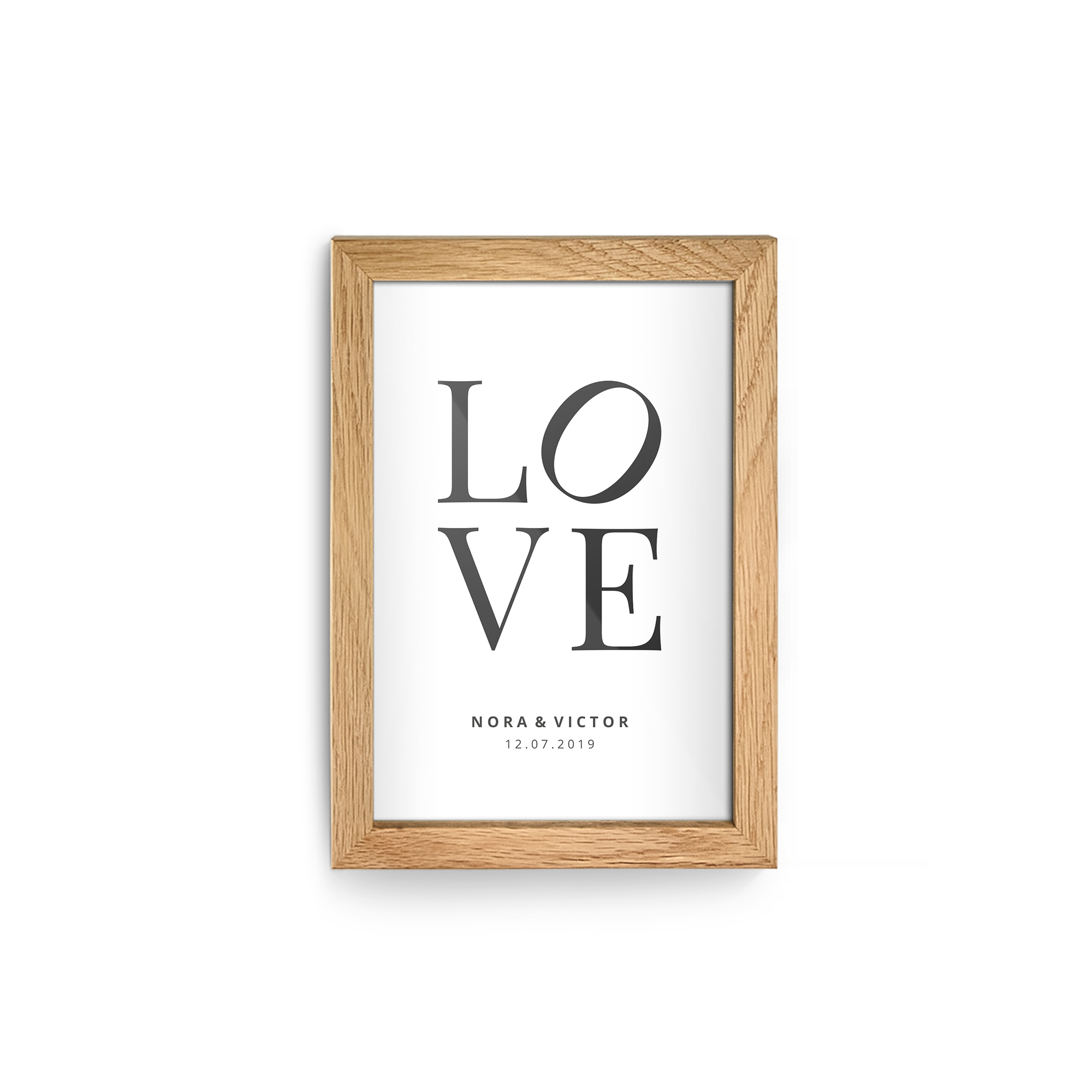 Personlig affisch i träram med texten "LOVE" och namn samt datum tryckt, förvandla ditt vackraste fotoögonblick till en affisch.