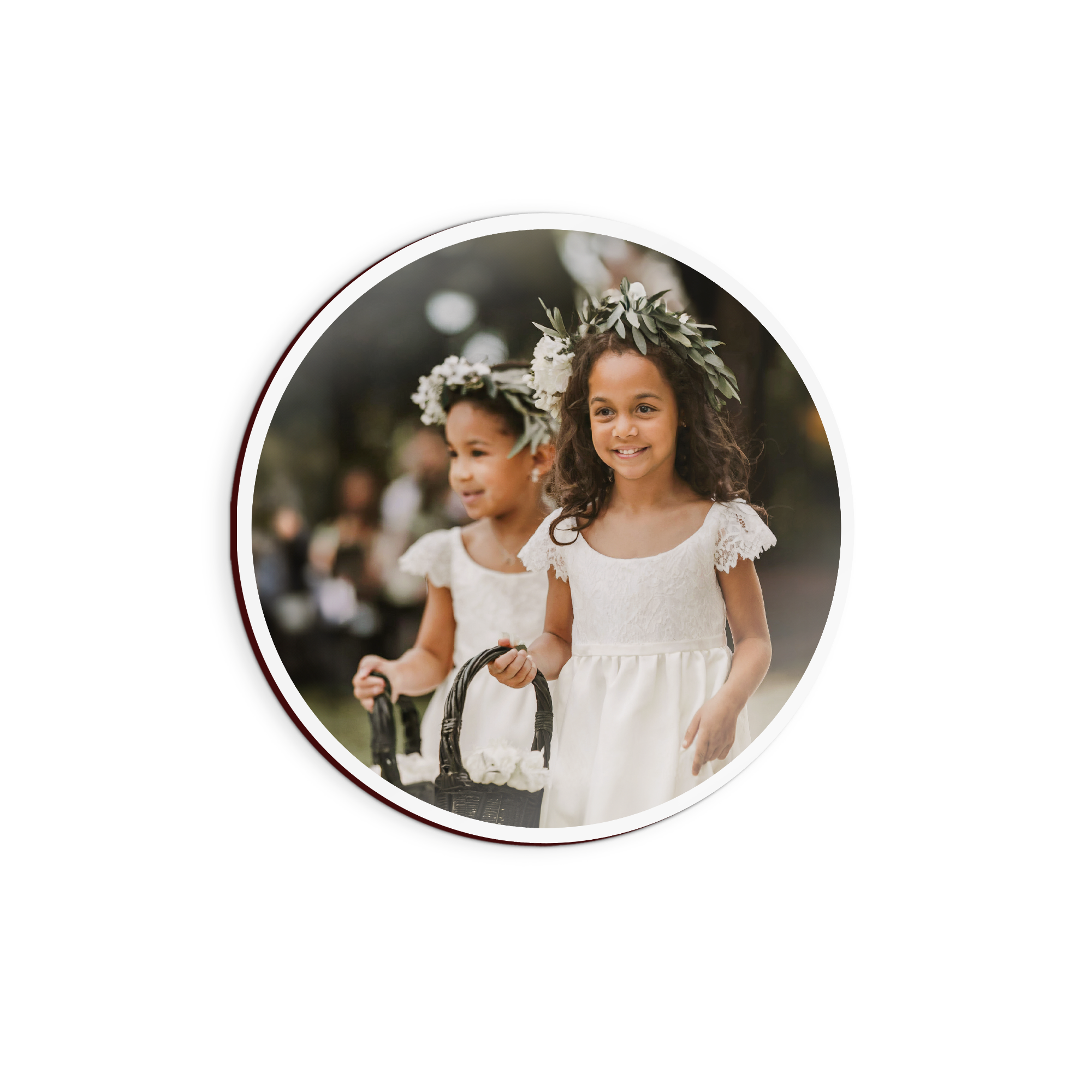 Rundes Holz-Wandbild mit zwei Mädchen im weißen Kleid und Blumenkränzen, als personalisiertes Fotogeschenk
