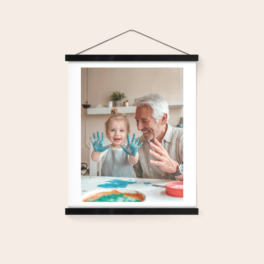 Personlig plakat med oppheng av tre Magnetisk plakatoppheng med et personlig fototrykk av en jente og en mann som maler.