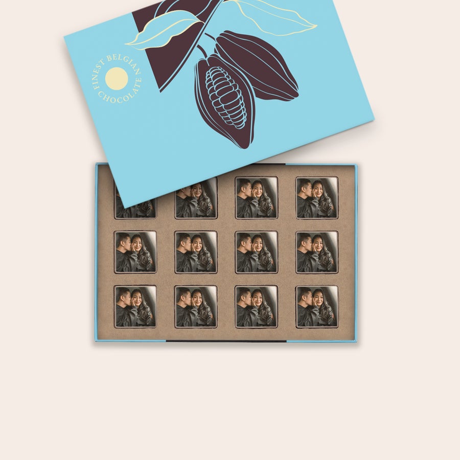Chokladpraliner med din egen Foto Praliner med foto, en riktigt god överraskning. En ljusblå ask med elva hjärtformade chokladpraliner, alla med ett tryckt foto av ett par.