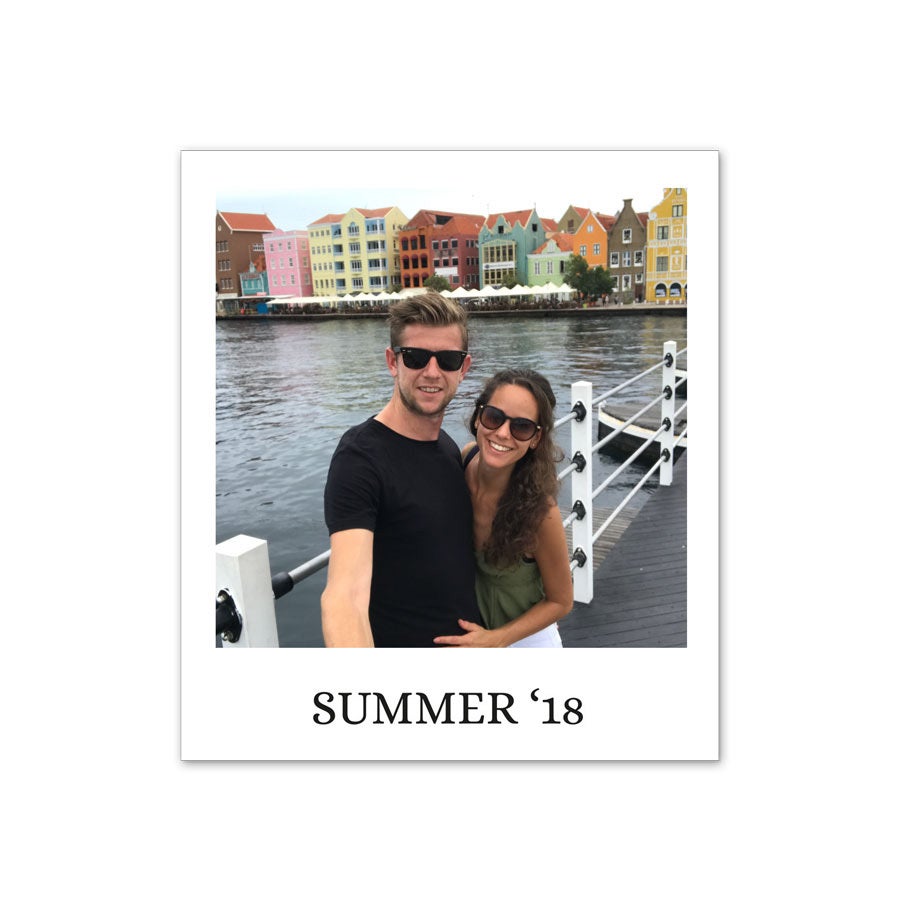 Tryck dina finaste minnen på retro bild med ett par vid vattnet och texten Summer 18, egen design.