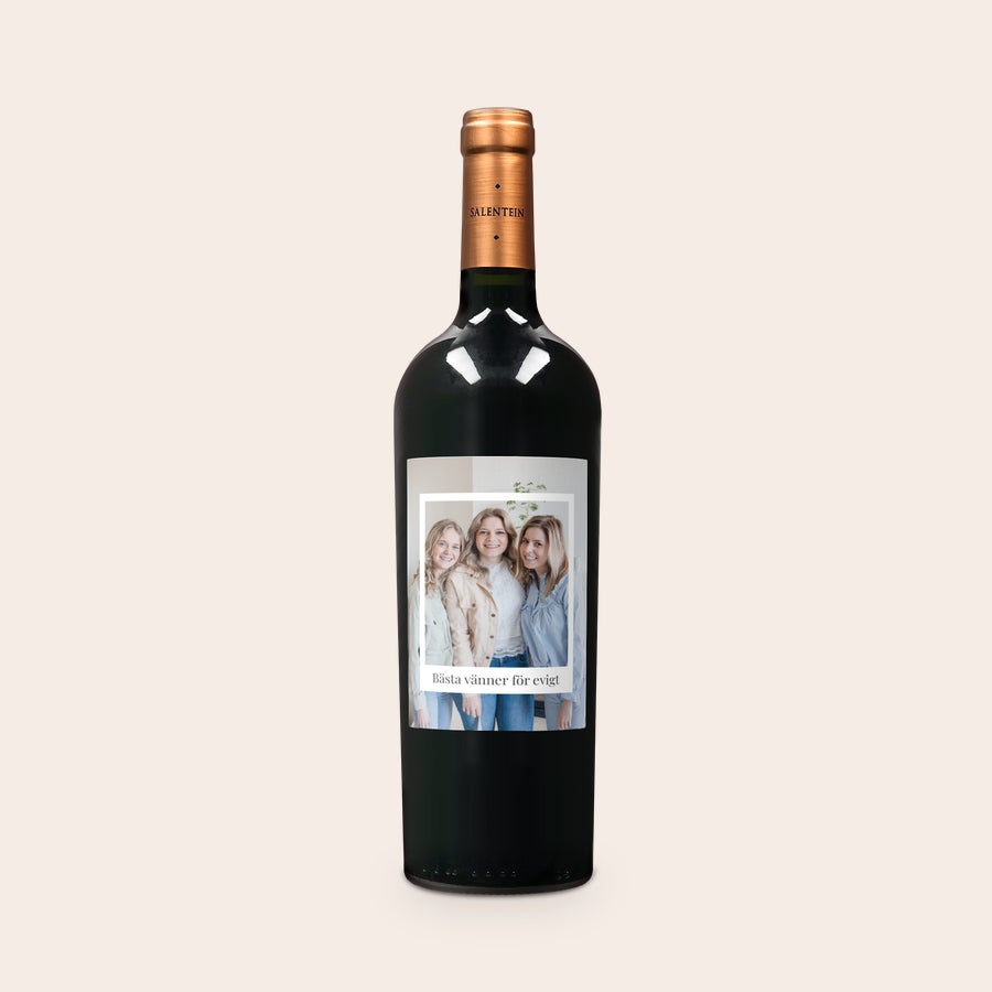 Personlig Salentein Malbec vin Flaska rött vin med en personlig etikett. Etiketten har ett tryckt foto av tre kvinnor och texten Bästa vänner för evigt.