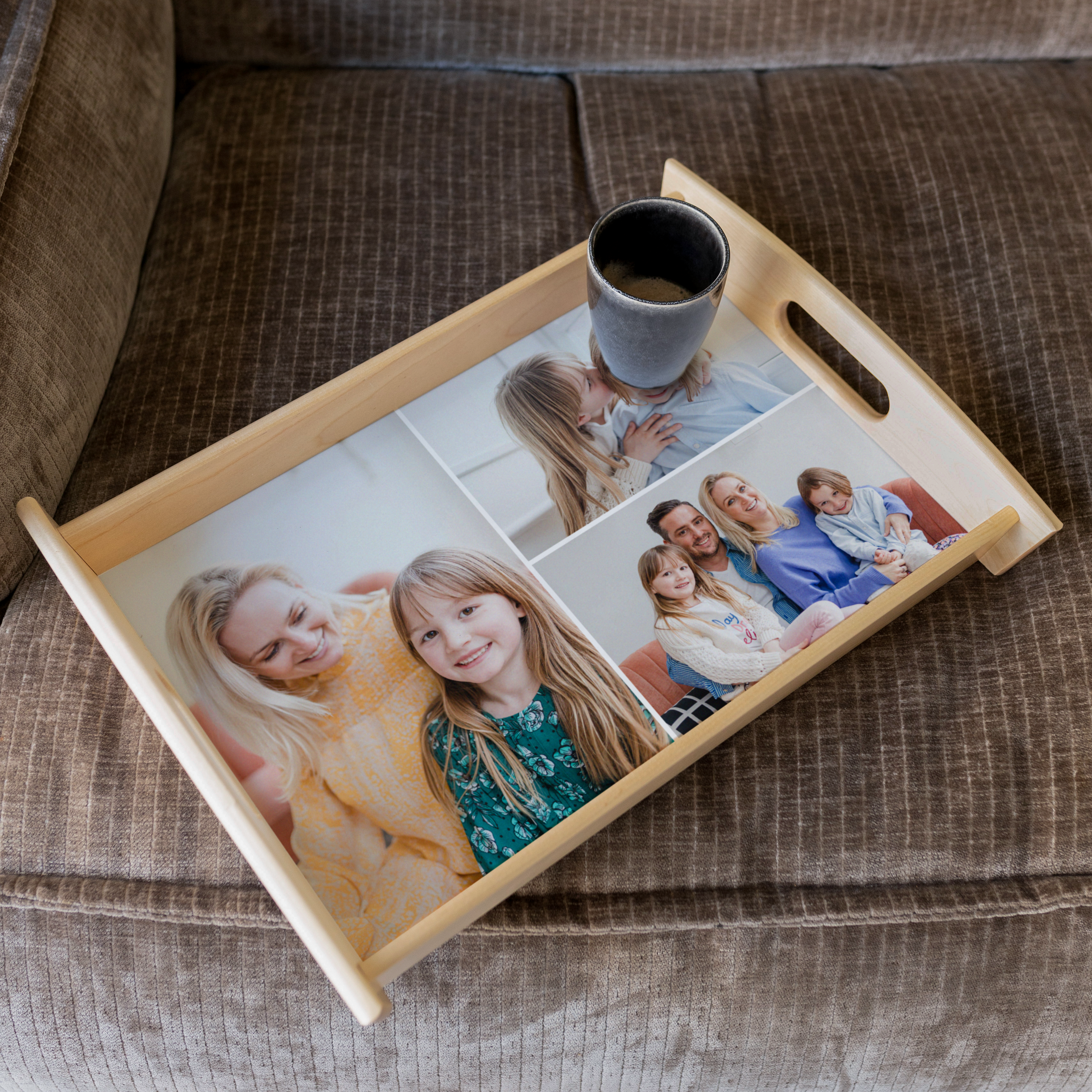 Houten dienblad met een collage van familiefoto's, bedrukt met eigen ontwerp.