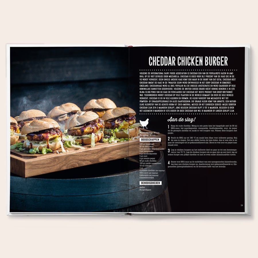 Barbecue kookboek "BBQ King/Queen" personaliseren Open gepersonaliseerd BBQ kookboek met recept voor Cheddar Chicken Burger en ingrediëntenlijst.