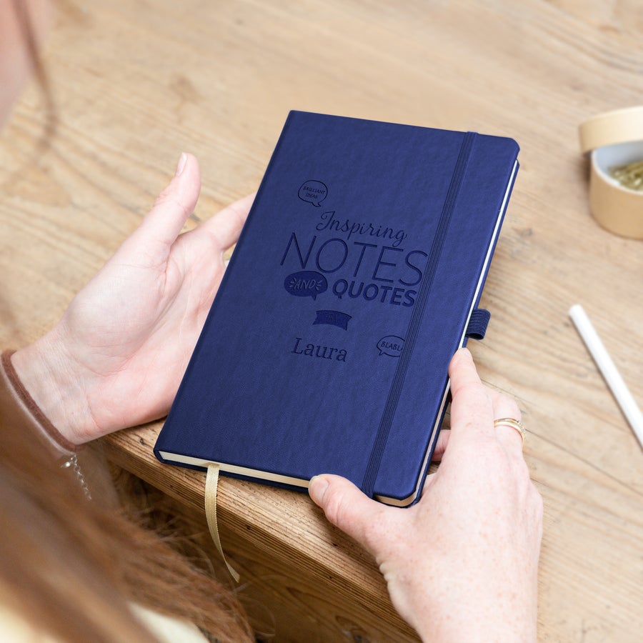 Caiet cu nume Notebook albastru personalizat, gravat cu numele Laura, textul Inspiring Notes and Quotes și desene creative, perfect pentru a obține un notebook uimitor.