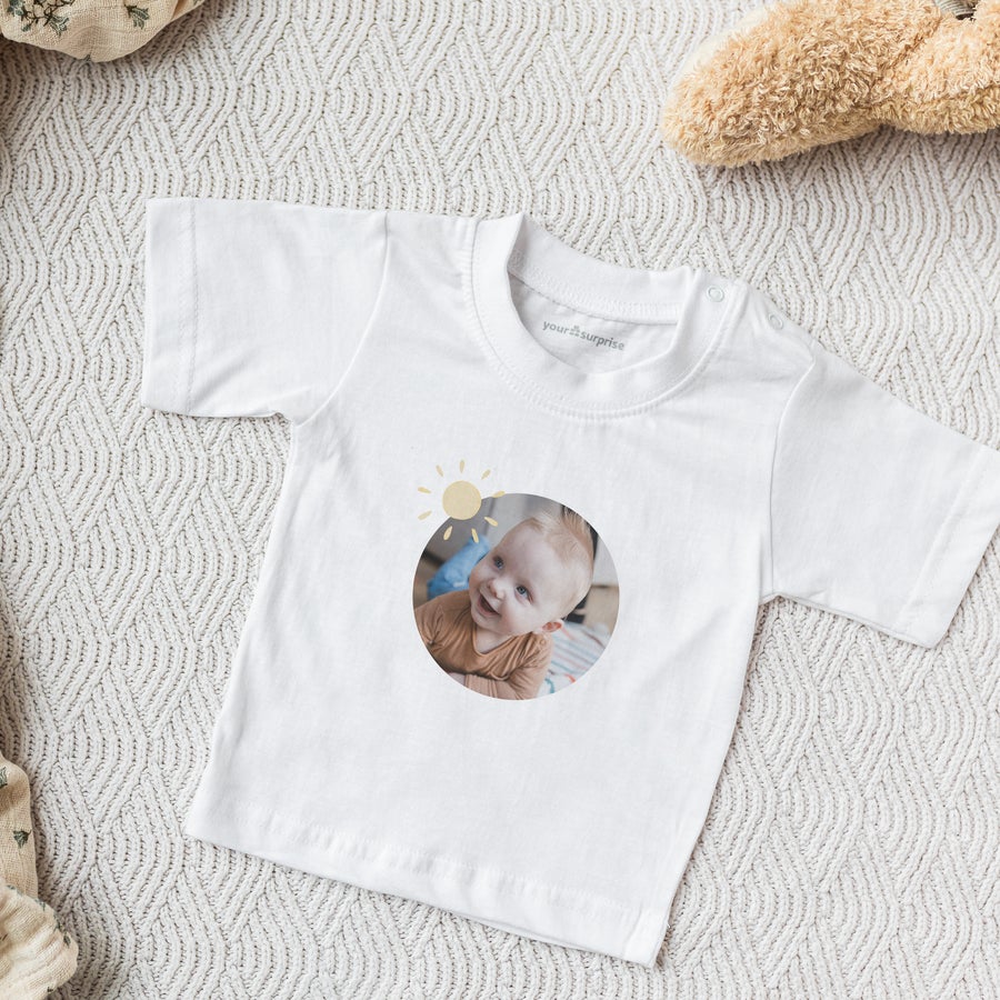 Baby t shirt bedrucken Weißes Baby T-Shirt mit Foto eines fröhlichen Babys, das lächelt, personalisiert gedruckt