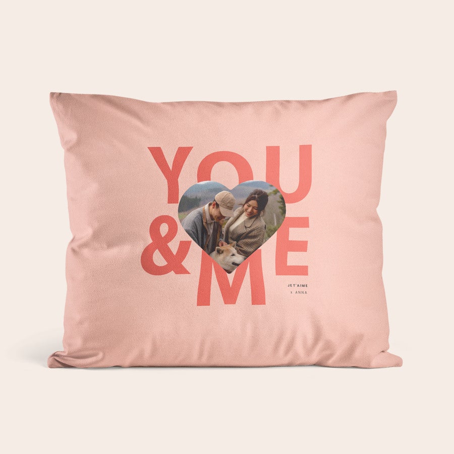 Coussin personnalisé photo Coussin couleur rose imprimé avec photo cœur "You & Me", texte "Jet'aime x Anna"