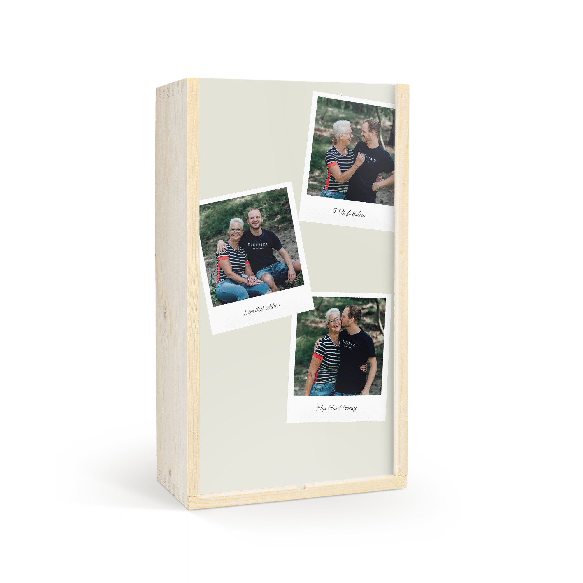 Drewniane pudełko na wino z trzema personalizowanymi zdjęciami i napisami.
