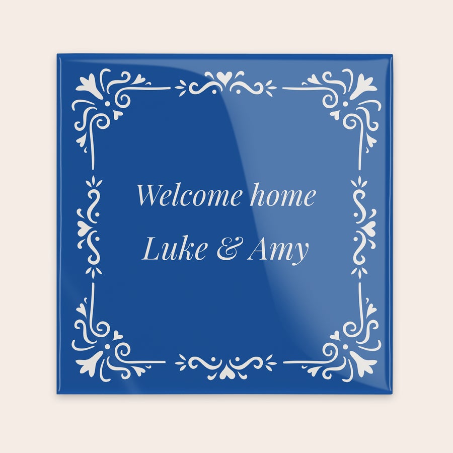 Telha Tradicional Azulejo pessoal azul com borda decorativa branca, texto Welcome home Luke & Amy