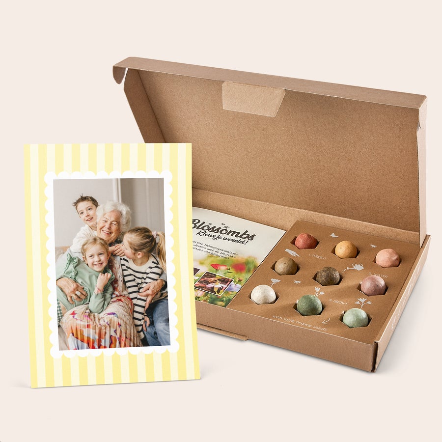 Blossombs presentask Blossombs presentask med frökulor och ett personligt kort tryckt med en familjebild för att överraska dina nära och kära.