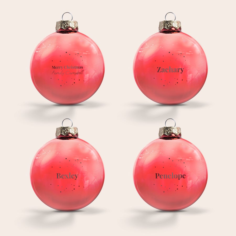 Palline di Natale con Nome - in Vetro Quattro palline di Natale personalizzate rosa con glitter e nomi incisi, una con scritto Zachary e unaltra Penelope
