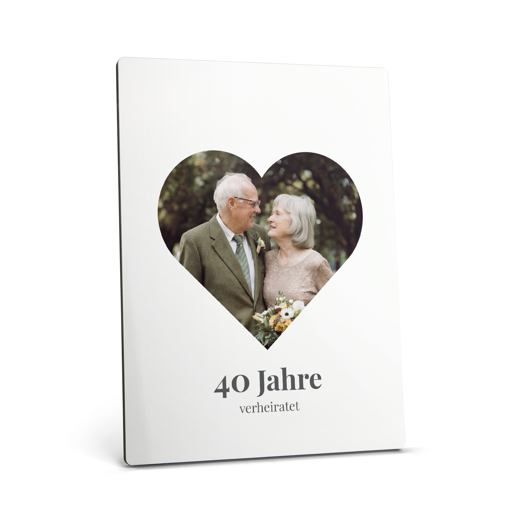 Personalisierter Bilderrahmen mit Foto von einem älteren Ehepaar in einem Herz auf luxuriöser Hartfaserplatte und Hochglanzfinish. Text: 40 Jahre verheiratet.