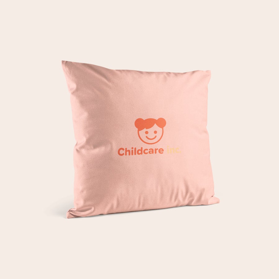 Cuscini con Foto Cuscino personalizzato rosa con logo Childcare inc stampato una fantastica idea per sorprendere chi vuoi con un cuscino personalizzato