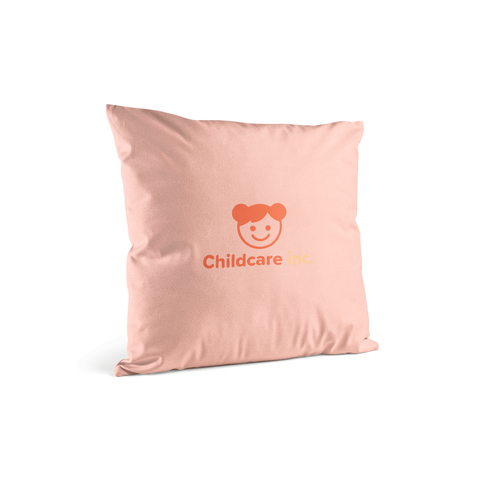 Housse de coussin couleur rose saumon avec impression personnalisée dun logo d enfant souriant et du texte Childcare Inc.