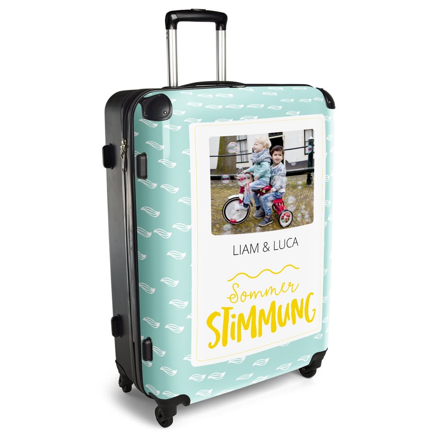 Superleichter Princess-Koffer, mit einem persönlichen Foto von zwei Kindern auf einem Fahrrad und dem Text Liam & Luca Sommer STIMMUNG bedruckt