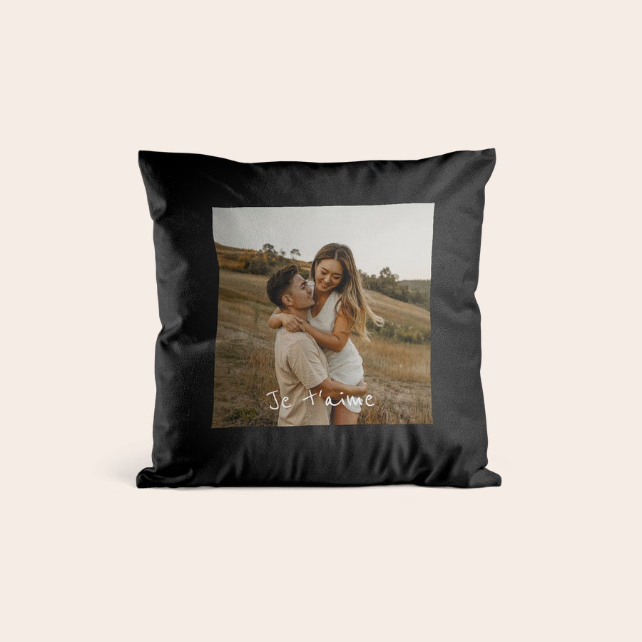 Coussin personnalisé photo Coussin couleur noir avec impression personnalisée d'un couple et le texte "Je t'aime".