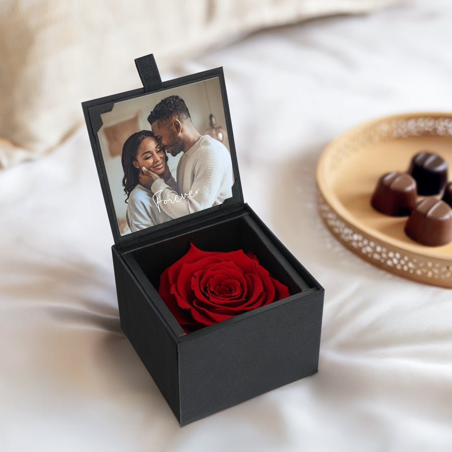 Eternity rose s fototiskom Eternity Rose s tiskanjem fotografij: rdeča vrtnica v črni škatli s personalizirano fotografijo para in napisom Forever.