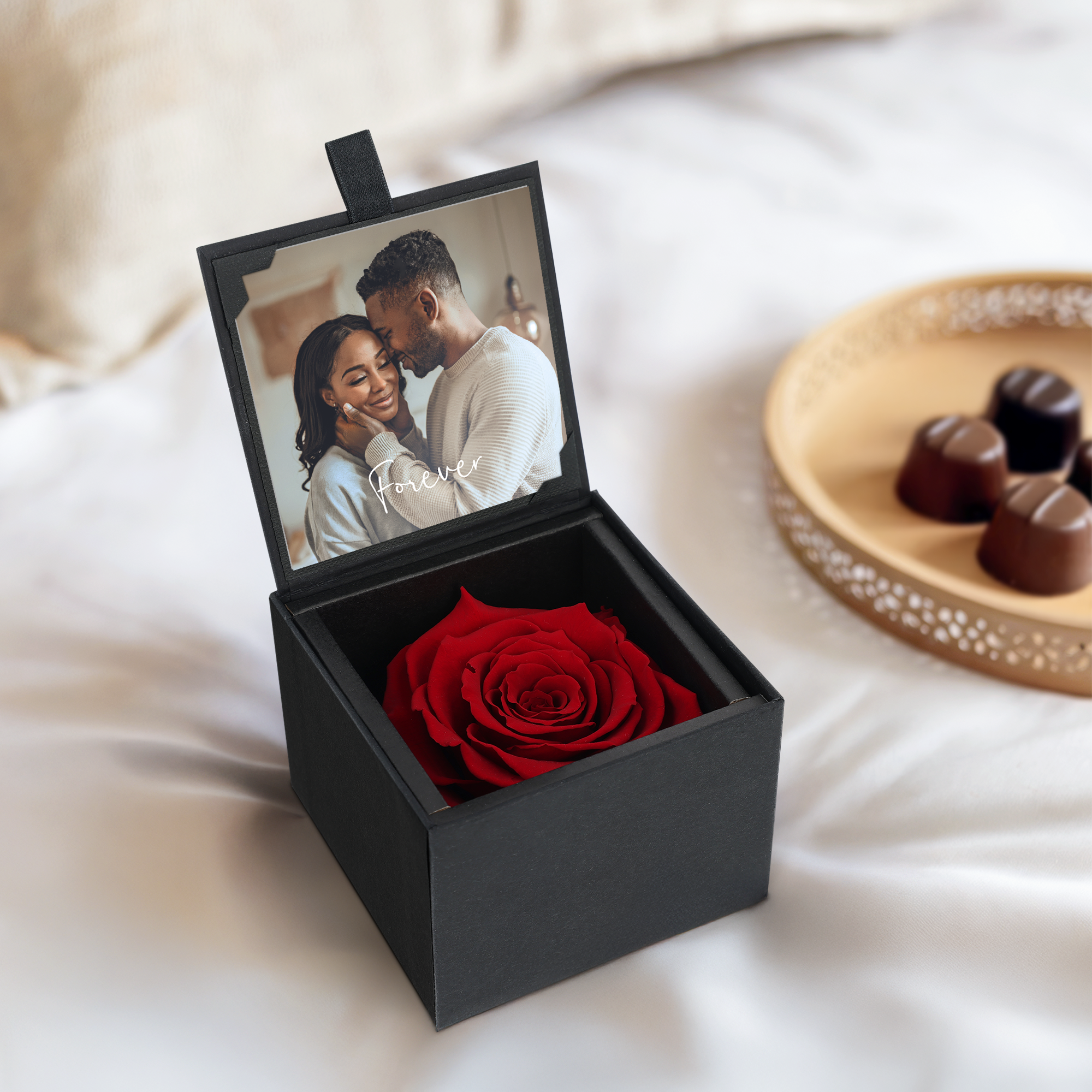 Trandafir etern rosu cu imprimare foto personalizata a unui cuplu pe cutia neagra cu mesajul Forever