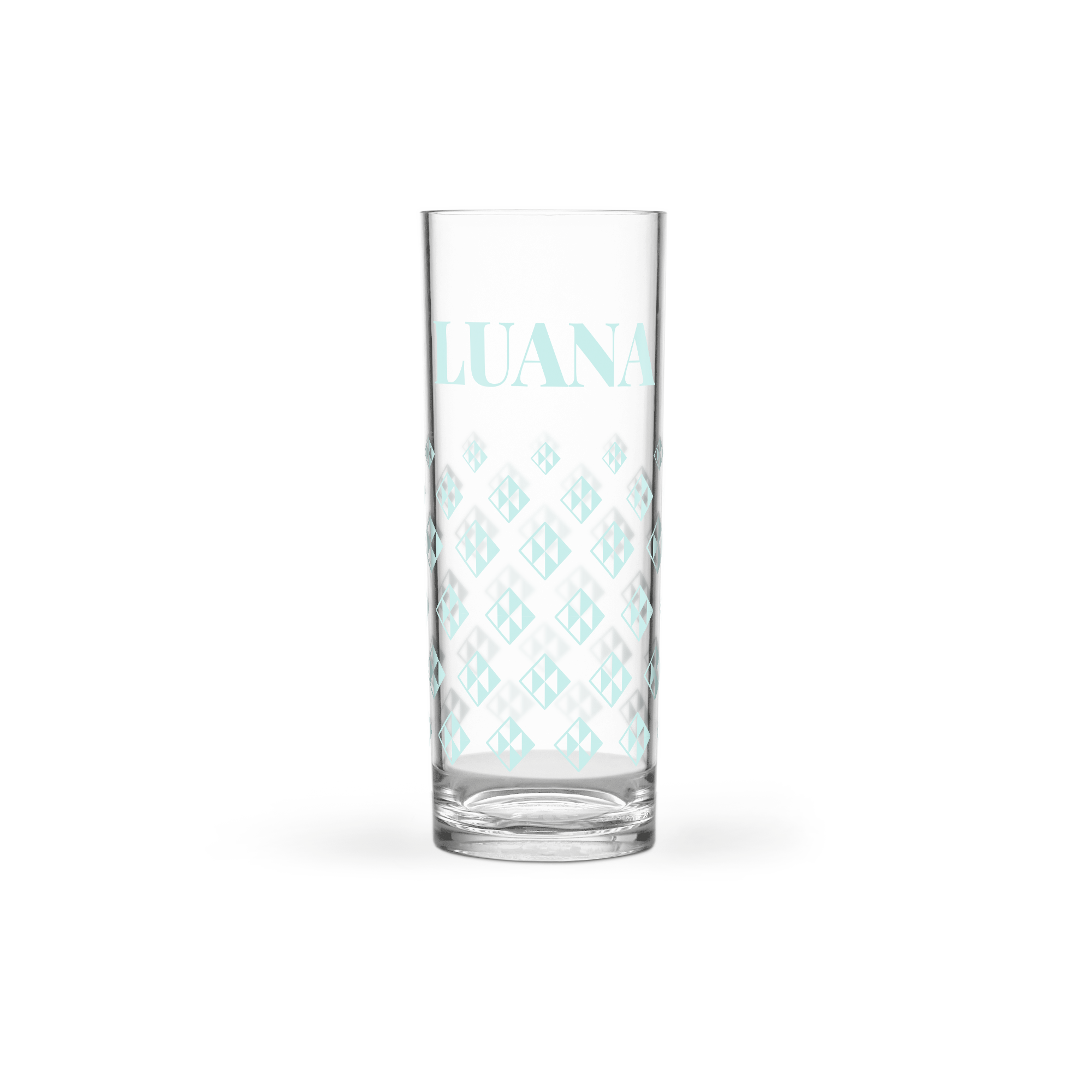 Copo de plástico transparente personalizado com o nome Luana e estampado com quadrados azuis.