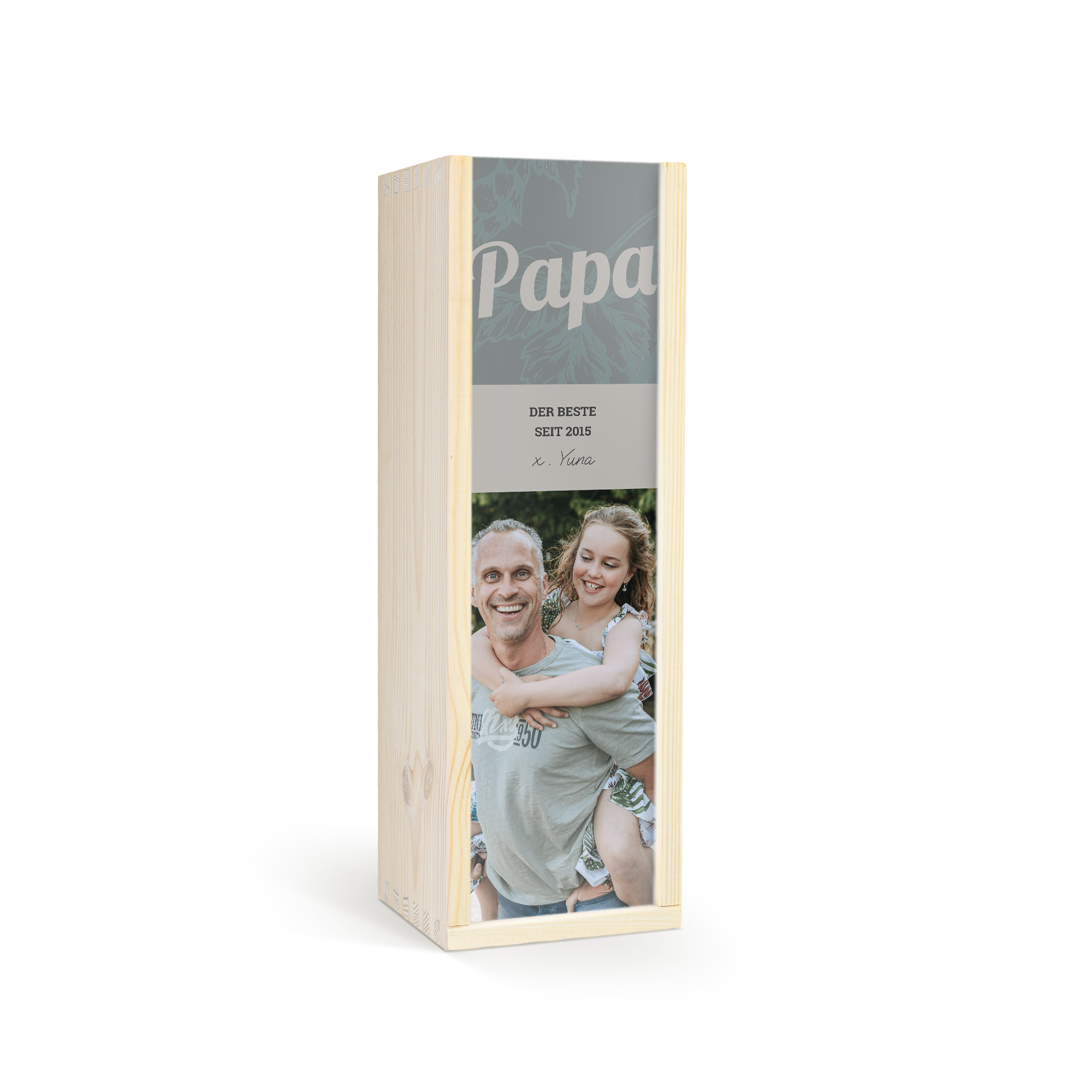 Personalisiertes Bier Duvel Moortgat in Holzkiste als Geschenk, bedruckt mit "Papa" einem Vater-Tochter-Foto und dem Text "Der Beste Seit 2015 x. Yuna".