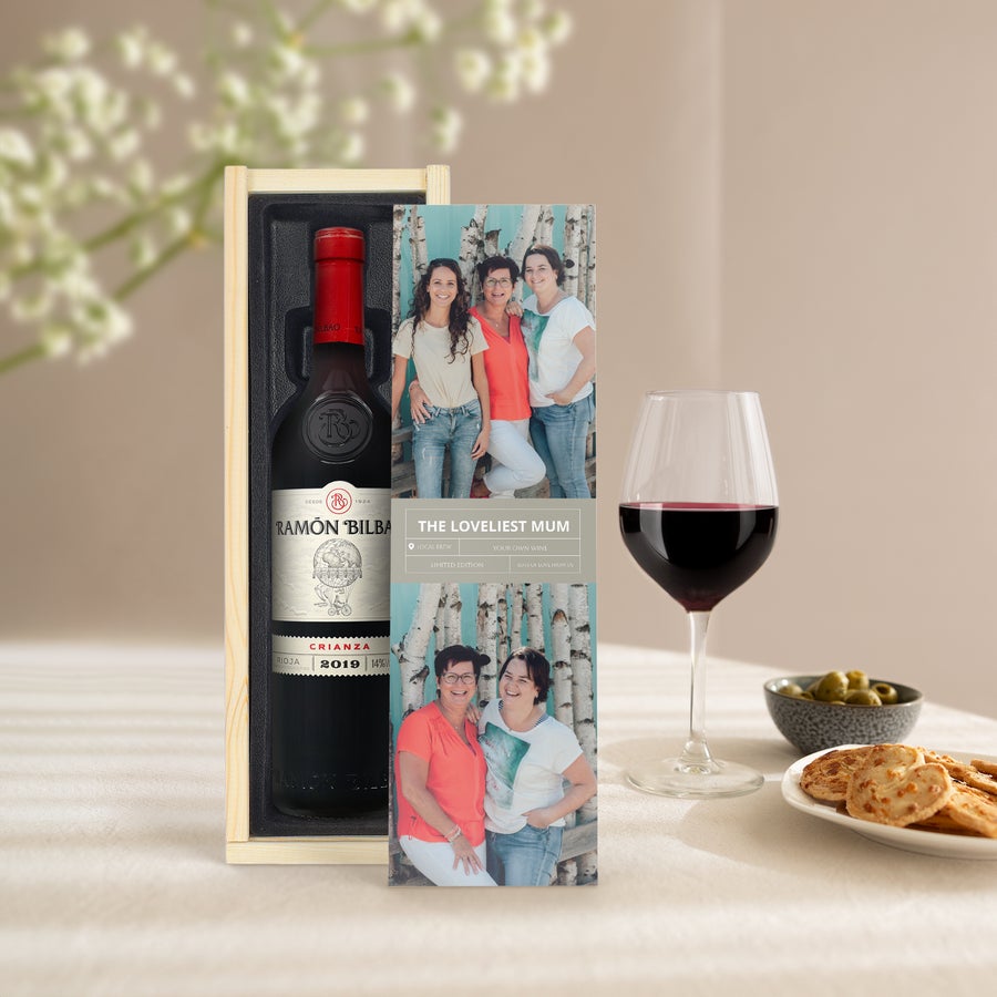Personalised wine gift - Ramon Bilbao - Gran Crianza - Printed wooden case A bottle of Ramon Bilbao Gran Crianza red wine in a personalized wooden case, printed with photos and text reading The Loveliest Mum.