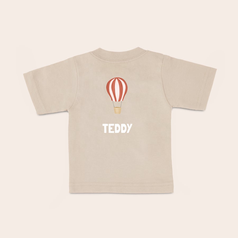 Tricou personalizat - Bebeluș Cămașă bej pentru bebeluș personalizată cu o ilustrație balon cu aer cald roșu și numele Teddy, imprimată.