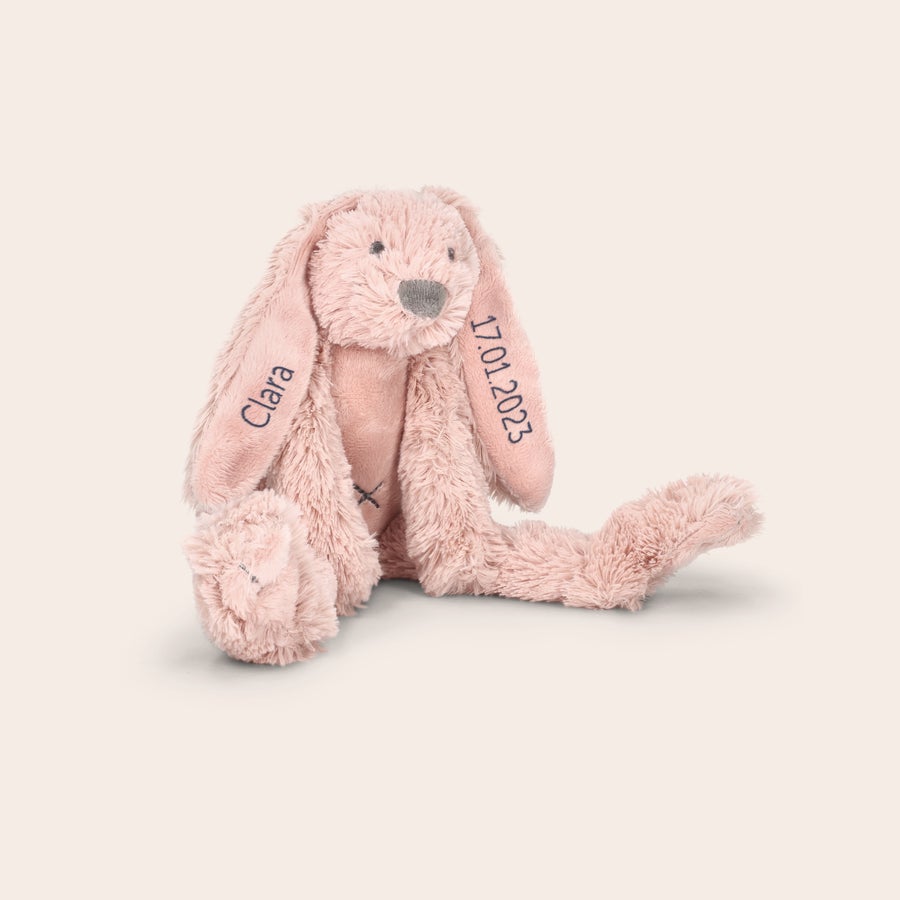 Dou Dou - Happy Horse Peluche conejo rosa personalizado con "Clara" bordado en una oreja y "17.01.2023" en la otra. Un sinfín de abrazos.