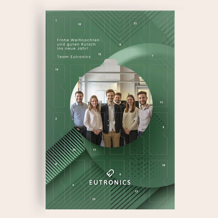 Alkohol-Countdown-Kalender Personalisierter Adventskalender mit Firmenlogo Eutronics und Foto, bedruckt mit Frohe Weihnachten und einem leckeren Drink.