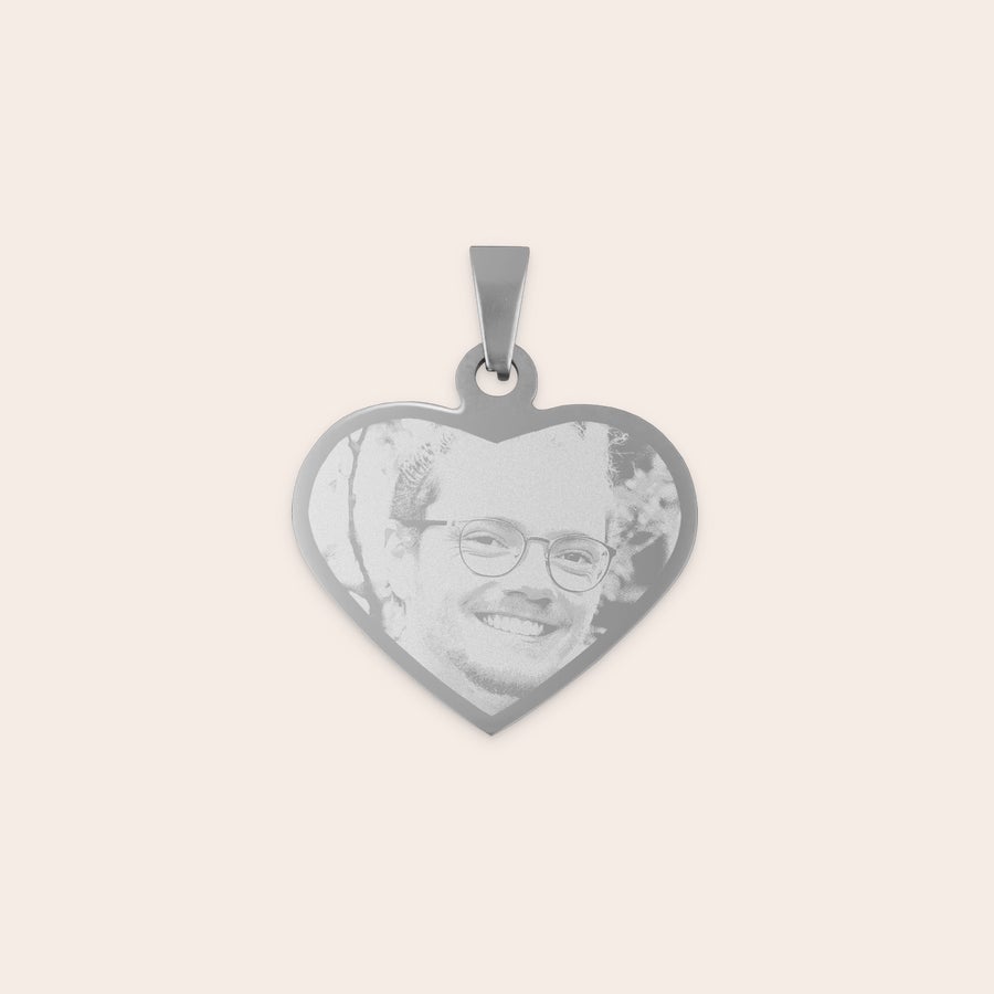 Collier cœur gravé Pendentif cœur argenté personnalisé avec photo gravée dun homme souriant un cadeau unique