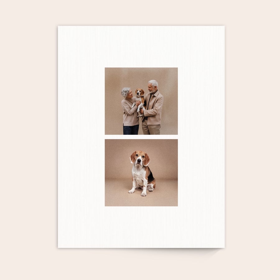 Fotografie pe lemn Imprimare cu o fotografie pe lemn, cu o imagine personalizată a doi seniori și un cățeluș beagle pe fundal maro deschis.