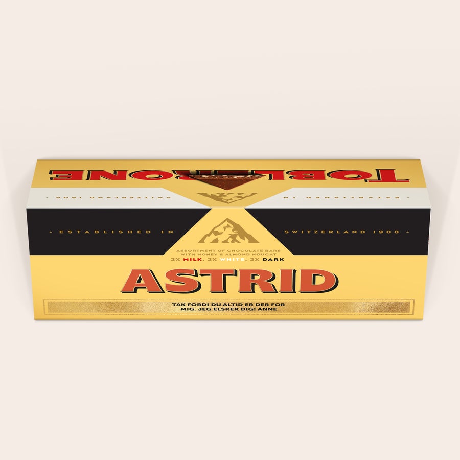 Toblerone med navn Denne personlige XL Toblerone Selection chokoladebar med navn Astrid og hilsen trykt på emballagen.