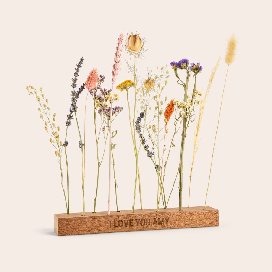 Tørrede blomster med personlig træholder Personlig gave med tørrede blomster i trækholder indgraveret med teksten I LOVE YOU AMY.
