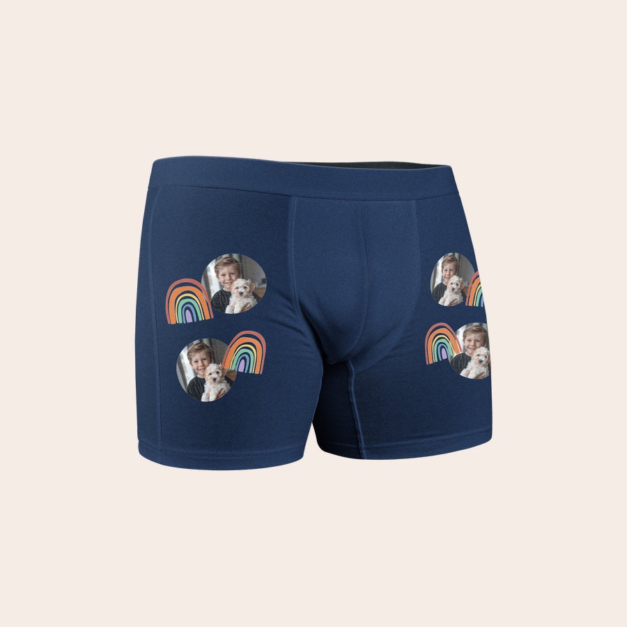 Personliga boxershorts för pojkar Blå boxershorts med upprepande mönster av regnbågar och personliga foton av en pojke med en hund, tryckt i fullfärg. Skapa boxershorts som är lika unika som han är.
