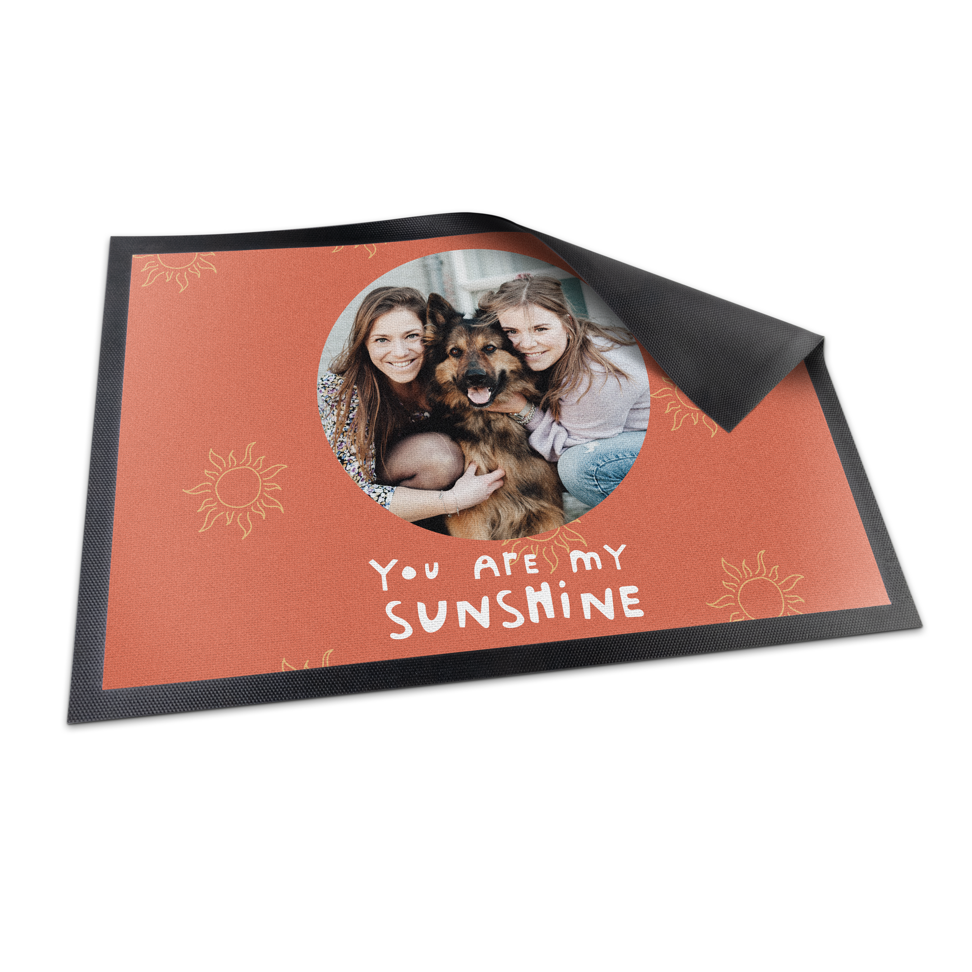 Een unieke deurmat bedrukt met een foto van twee vrouwen met een hond en de tekst "You Are My Sunshine".