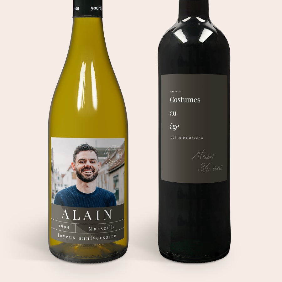 Coffret vin Maison de la Surprise - Chardonnay & Merlot personnalisé Deux bouteilles de vin Maison de la Surprise personnalisées. Un Chardonnay avec photo imprimée et un Merlot avec texte.