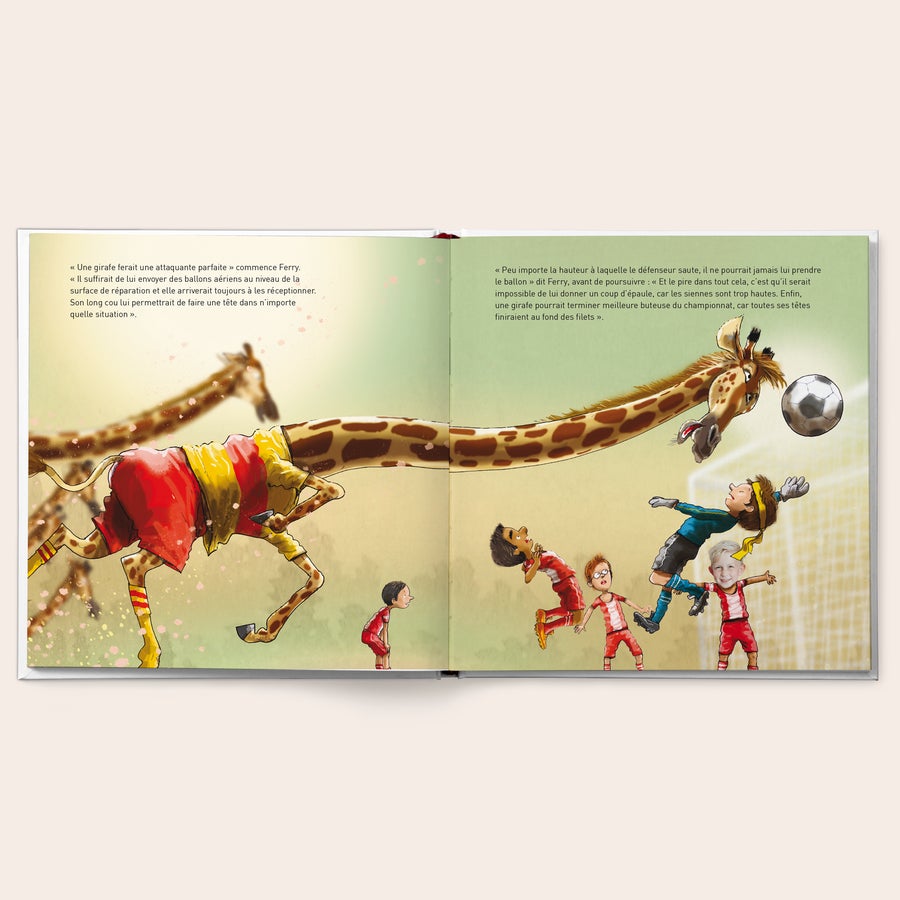 Livre football - L'équipe des animaux Livre personnalisé Crée ton propre équipe de foot des animaux, avec une girafe qui marque un but, texte imprimé.