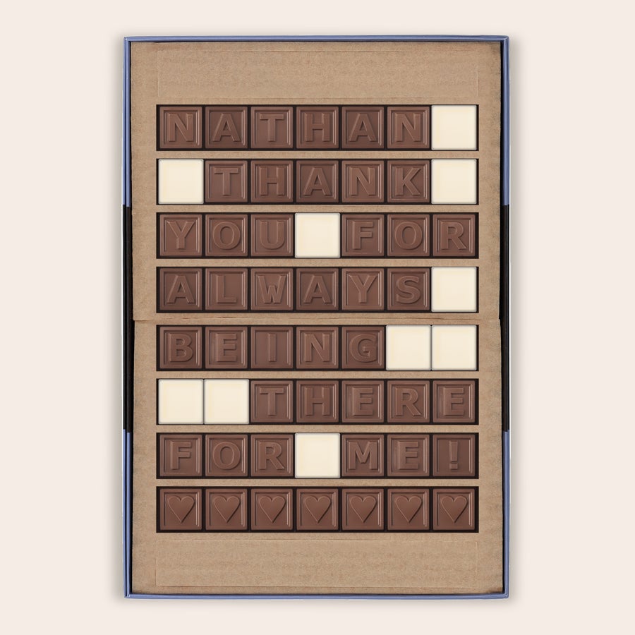 Chocotelegram® Pudełko z personalizowaną czekoladą mleczną i białymi spacjami, ułożonymi w napis NATHAN THANK YOU FOR ALWAYS BEING THERE FOR ME i serca na dole