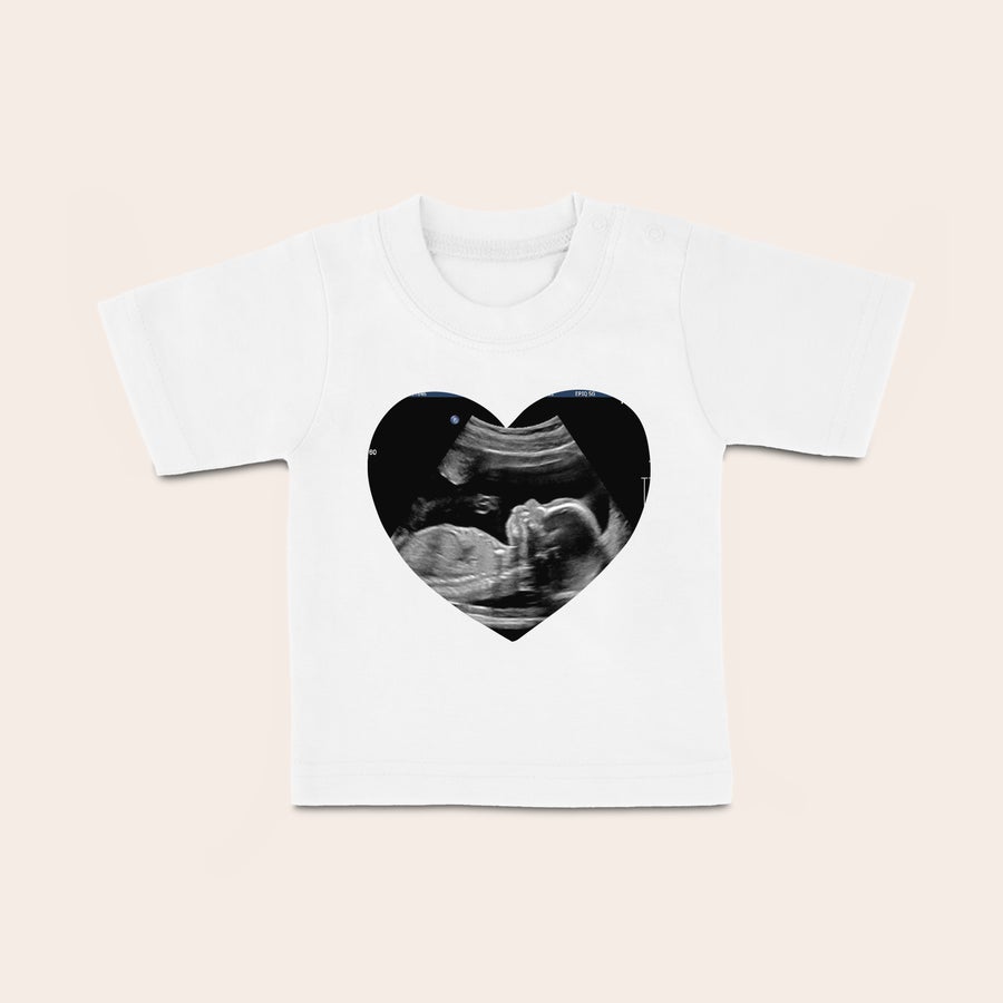 Baby t shirt bedrucken Weißes Baby T-Shirt, bedruckt mit einem Herz aus einem Ultraschallbild, das dein Kleines zeigt