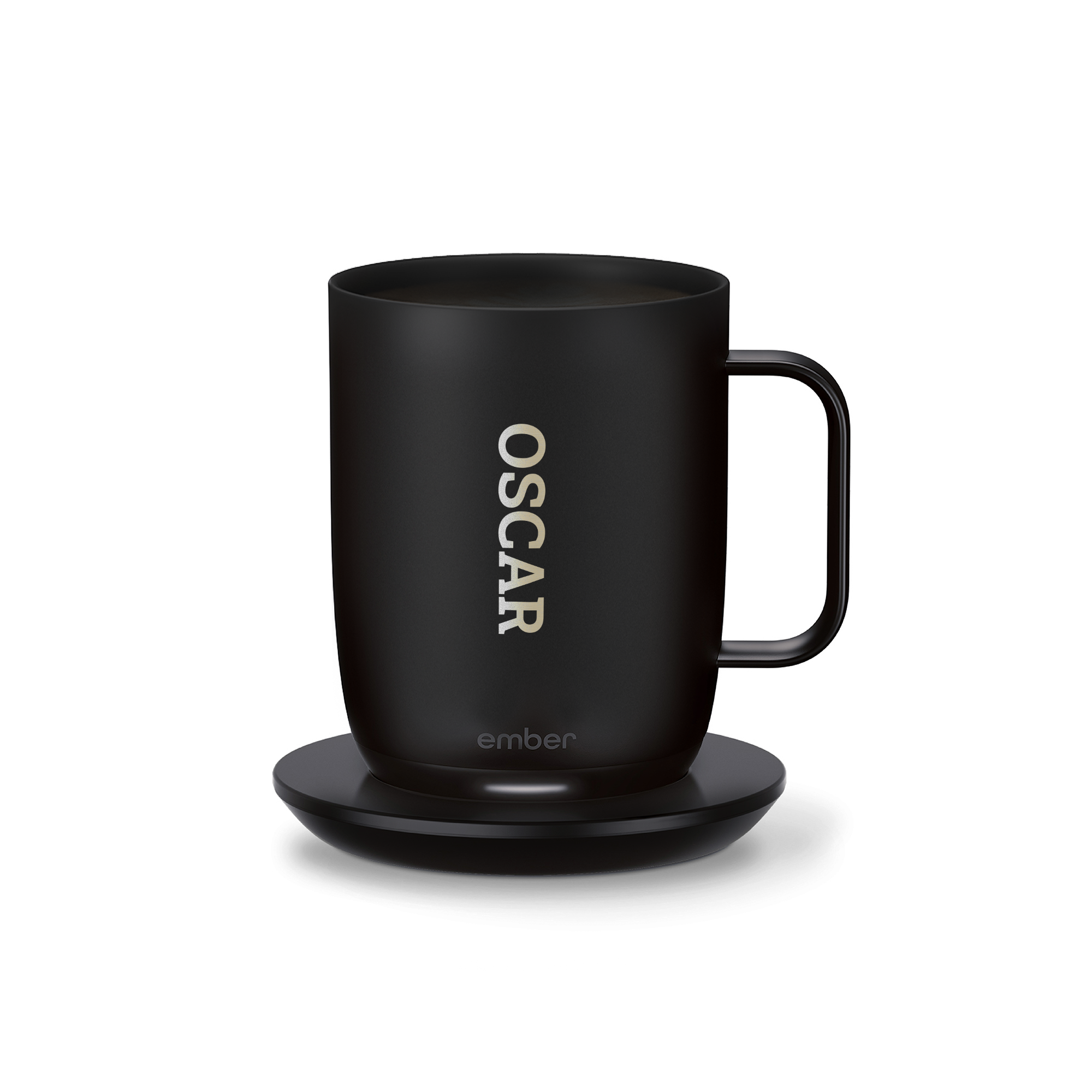 Čierny hrnček Ember Control s gravírovaným menom Oscar a nabíjacou podložkou. Vychutnajte si každý dúšok s prispôsobeným pohárom Ember Control Cup.