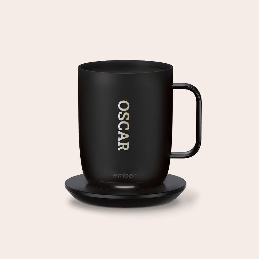 Ember Smart Control Mug Černý personalizovaný pohár Ember Control Cup s laserem gravírovaným jménem Oscar na boku pro vychutnání doušků